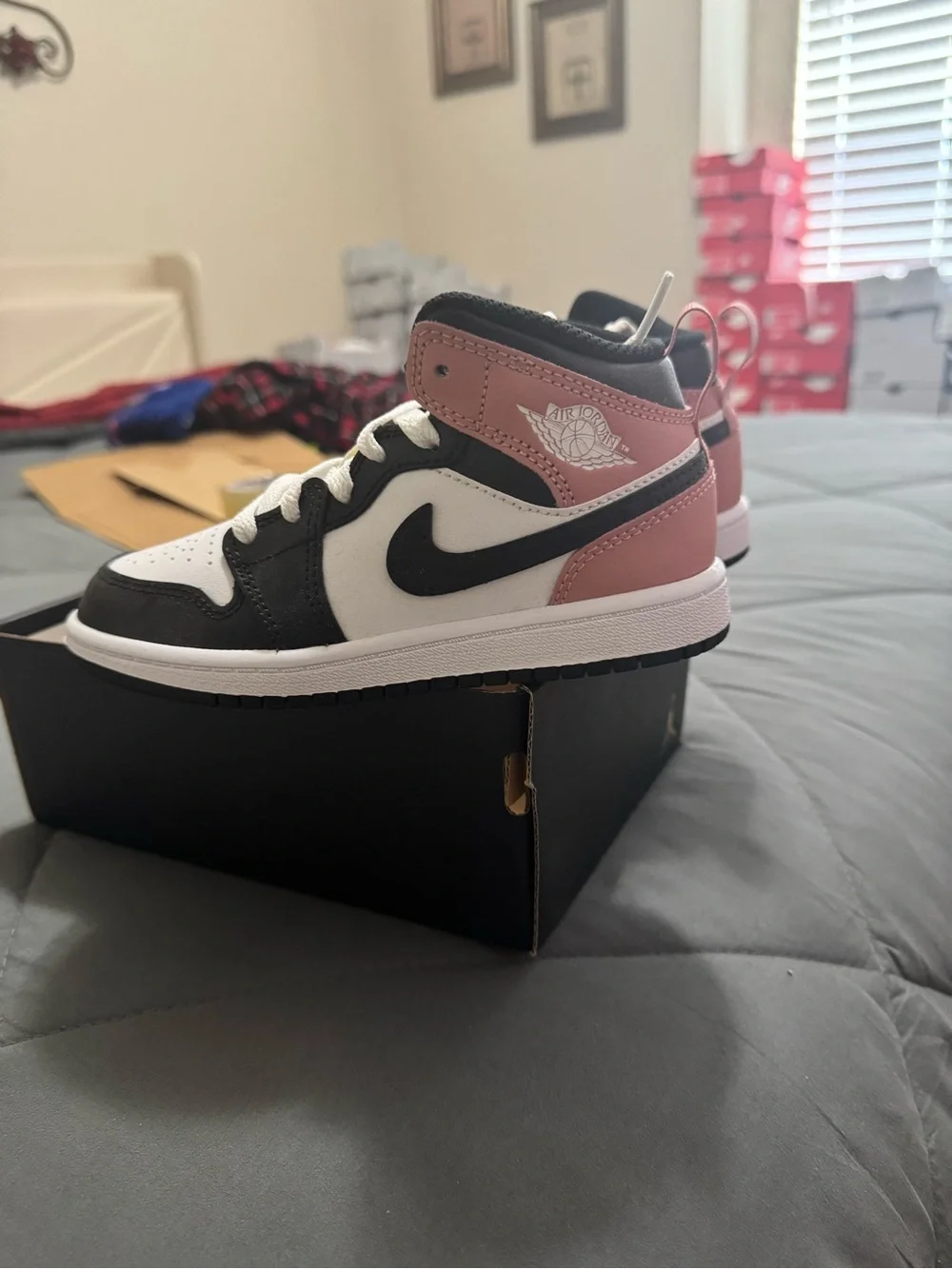 Kids Jordan 1 mid Black, White & Pink Sneakers